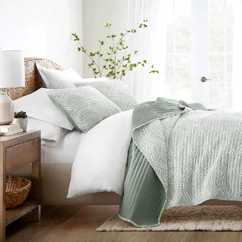 Scallop Reversible Quilted Coverlet Set